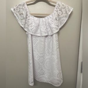 Roz & Ali Short Dress. White Flowy Lacey pattern. Beautiful design. Size Small.